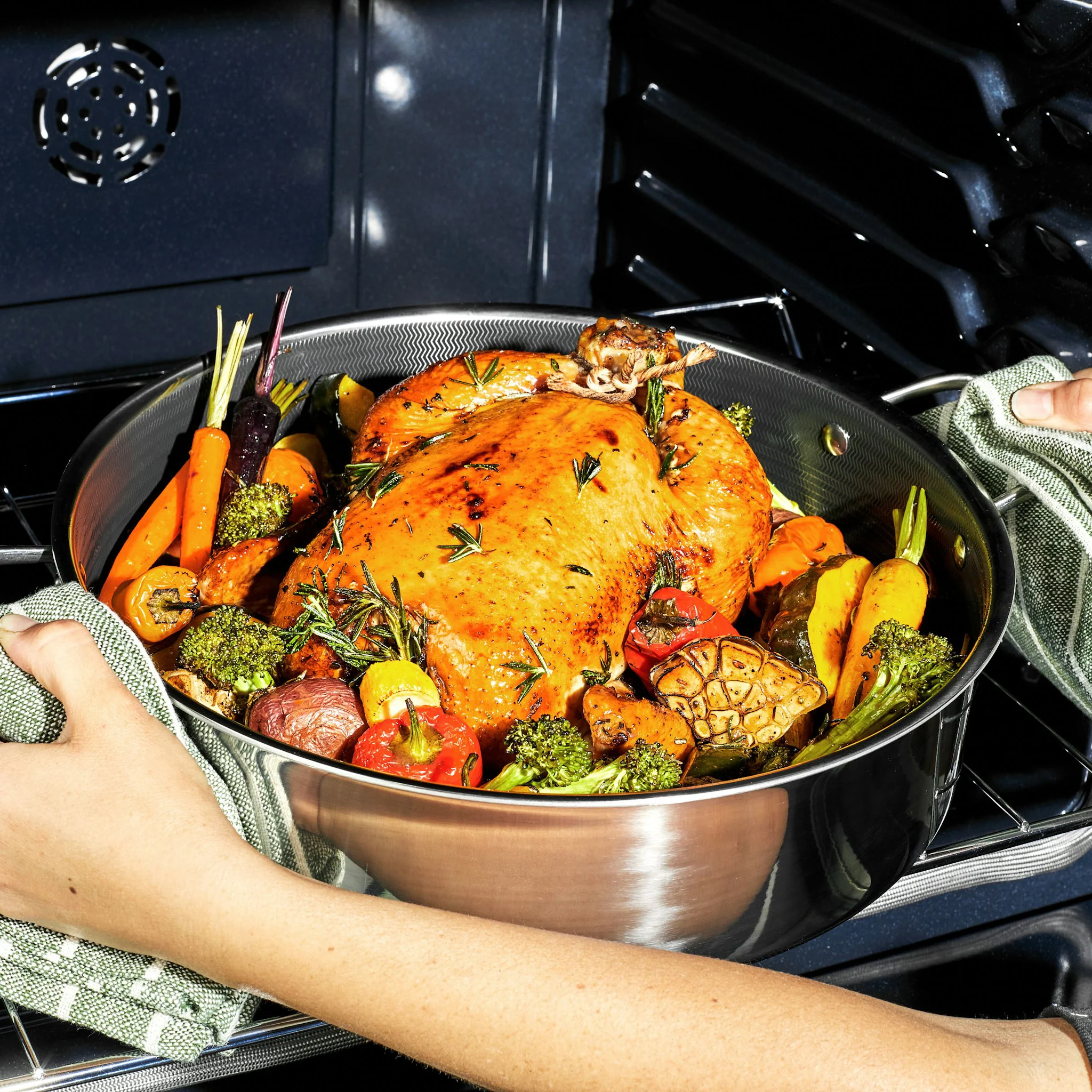 Hybrid Deep Sauté Pan/Chicken Fryer with Lid, 7-Qt 8 Hybrid Deep Sauté Pan/Chicken Fryer with Lid, 7-Qt